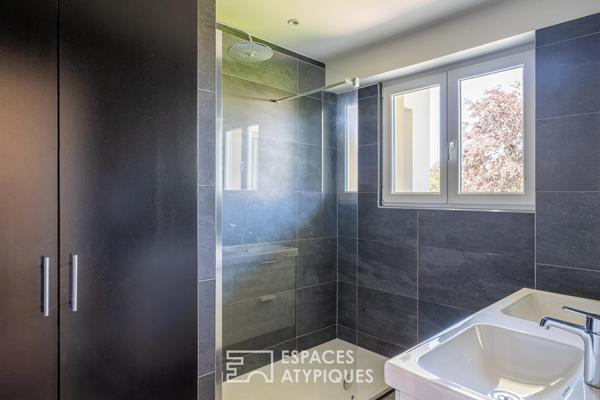 Appartement avec balcons suspendus au sommet d’un immeuble aux lignes modernistes