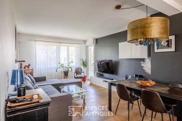 Appartement avec balcons suspendus au sommet d’un immeuble aux lignes modernistes
