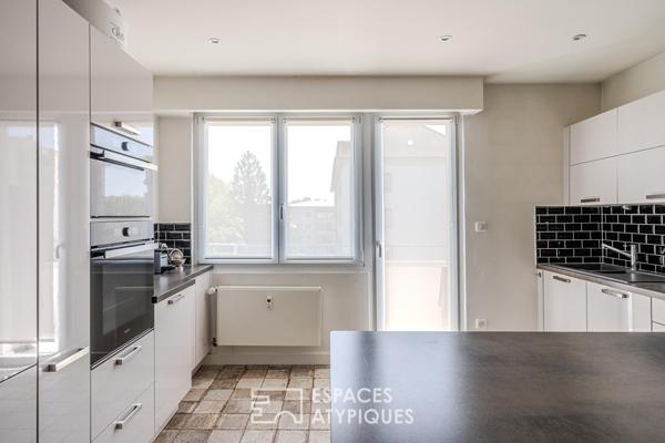 Appartement avec balcons suspendus au sommet d’un immeuble aux lignes modernistes