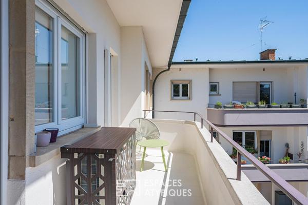 Appartement avec balcons suspendus au sommet d’un immeuble aux lignes modernistes