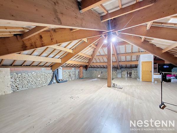 A Vendre Maison en pierre rénovée de cinq pièces sur propriété de plus de 2.4 hectares