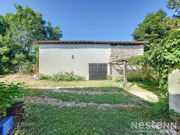 A Vendre Maison en pierre rénovée de cinq pièces sur propriété de plus de 2.4 hectares