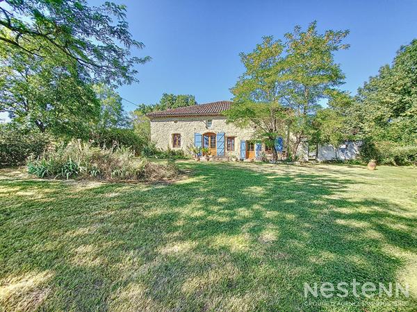 A Vendre Maison en pierre rénovée de cinq pièces sur propriété de plus de 2.4 hectares