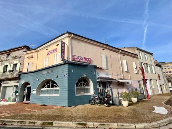 En plein coeur de la bastide de Villeneuve sur Lot, proche du Lot, cet hôtel-restaurant affiche une surface globale de 536,1 m2 ! La partie restaurant, d'une surface de 261,03 m2, se compose d'un sas d'entrée et de trois grandes salles de réception. Une c , Villeneuve sur lot