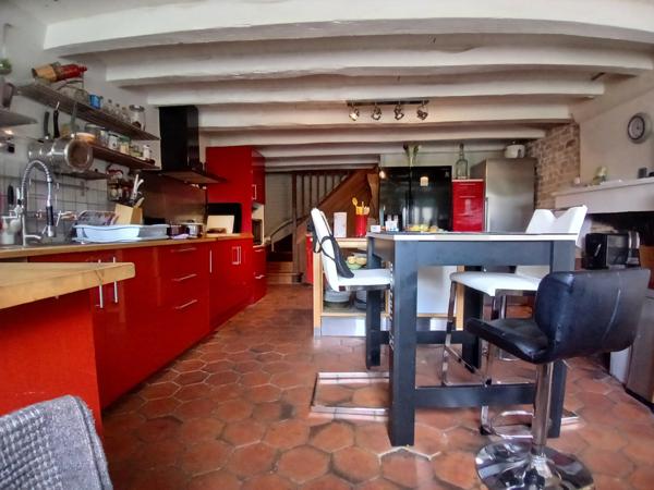 Belle maison en pierre, volumes généreux et charme à MORNAC