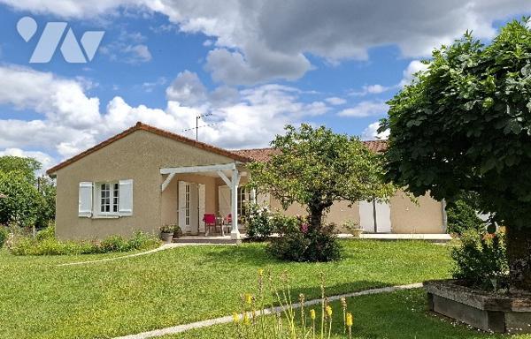 MAISON ouvrant de plain-pied sur un joli jardin soigné,