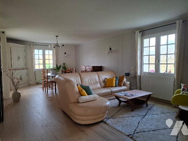 MAISON ouvrant de plain-pied sur un joli jardin soigné,