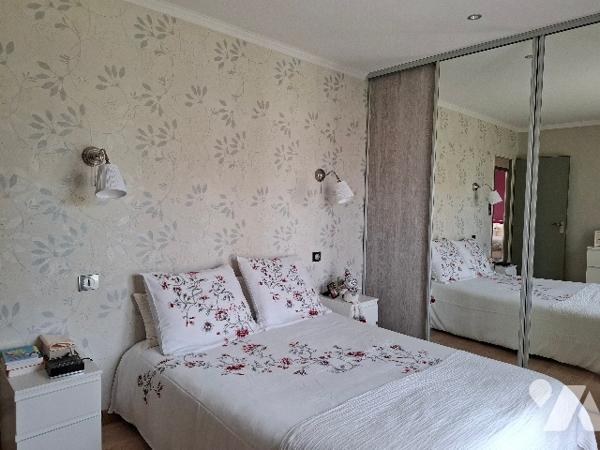 MAISON ouvrant de plain-pied sur un joli jardin soigné,