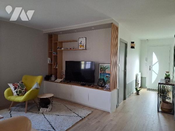 MAISON ouvrant de plain-pied sur un joli jardin soigné,