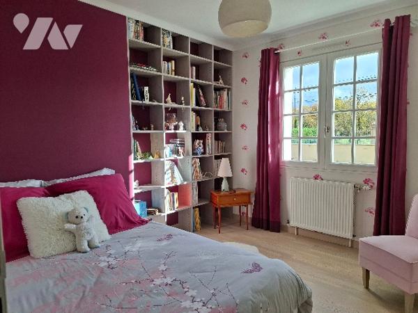 MAISON ouvrant de plain-pied sur un joli jardin soigné,