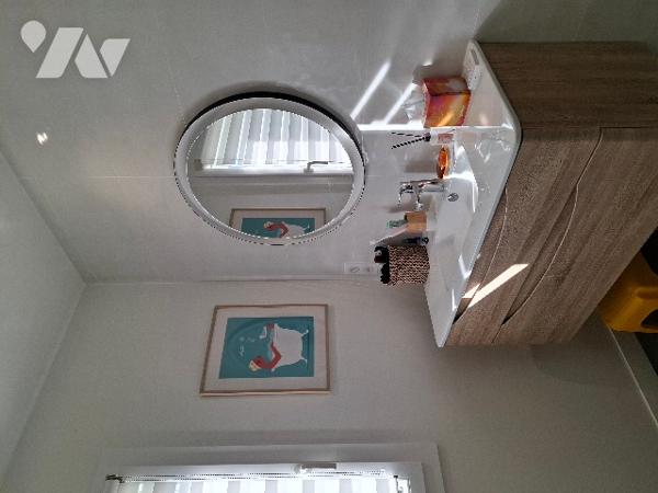 MAISON ouvrant de plain-pied sur un joli jardin soigné,