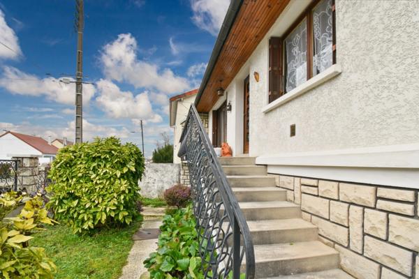 Charmante maison familiale de 110 m², 2 chambres +1 de 17m² à créer avec sous-sol total et 362m² de terrain à Morangis – quartier L’Avenir