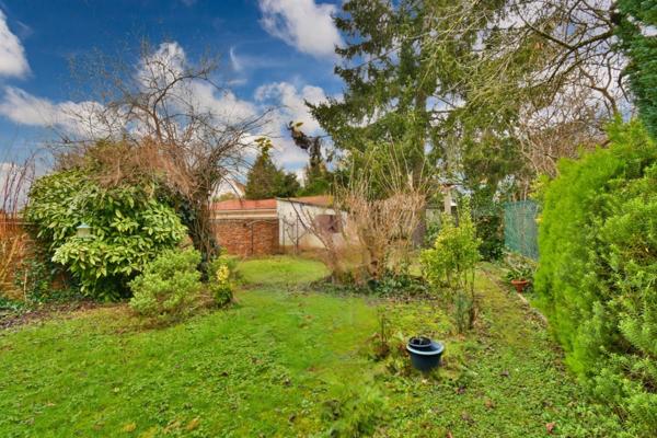 Charmante maison familiale de 110 m², 2 chambres +1 de 17m² à créer avec sous-sol total et 362m² de terrain à Morangis – quartier L’Avenir