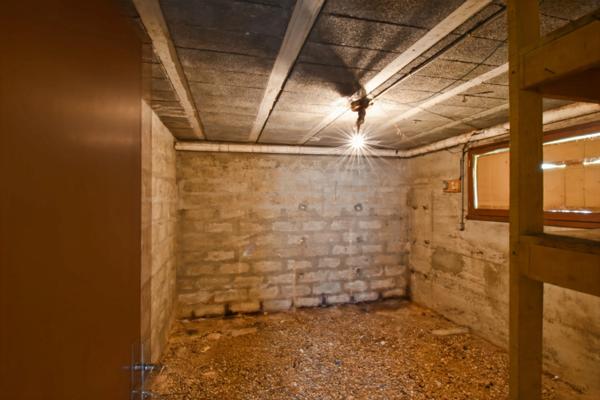 Charmante maison familiale de 110 m², 2 chambres +1 de 17m² à créer avec sous-sol total et 362m² de terrain à Morangis – quartier L’Avenir