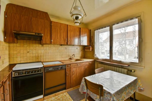 Charmante maison familiale de 110 m², 2 chambres +1 de 17m² à créer avec sous-sol total et 362m² de terrain à Morangis – quartier L’Avenir