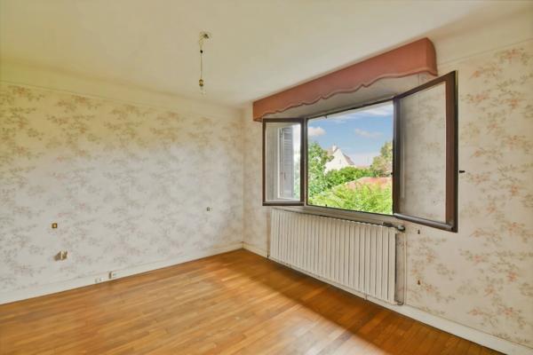 Charmante maison familiale de 110 m², 2 chambres +1 de 17m² à créer avec sous-sol total et 362m² de terrain à Morangis – quartier L’Avenir