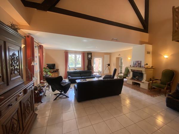 Sury-le-Comtal (42450) À VENDRE – SURY LE COMTAL Maison familiale d’exception