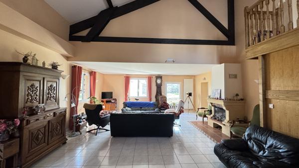 Sury-le-Comtal (42450) À VENDRE – SURY LE COMTAL Maison familiale d’exception