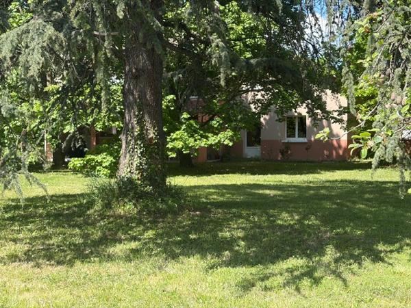 À VENDRE – SURY LE COMTAL Maison familiale d’exception