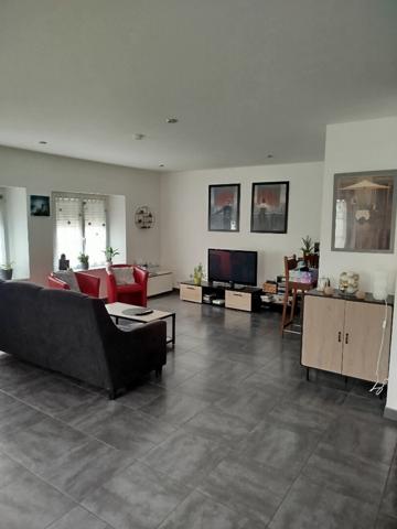 ENSEMBLE IMMOBILIER EN PIERR AU COEUR DE MOUTIERS.