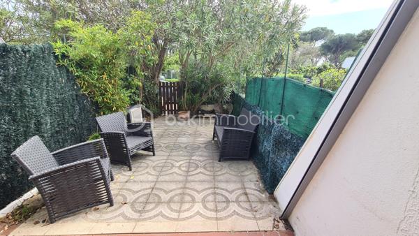 **** EXCLUSIVITÉ BSK IMMOBILIER **** STUDIO RDC GRANDE TERRASSE / PARKING ***** LA GRANDE-MOTTE , studio rénové, climatisé, d'un superficie de 26 m2 avec place de parking, possibilité 4 couchages, terrasse/jardinet.