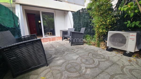 **** EXCLUSIVITÉ BSK IMMOBILIER **** STUDIO RDC GRANDE TERRASSE / PARKING ***** LA GRANDE-MOTTE , studio rénové, climatisé, d'un superficie de 26 m2 avec place de parking, possibilité 4 couchages, terrasse/jardinet.