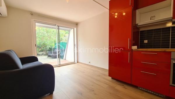 **** EXCLUSIVITÉ BSK IMMOBILIER **** STUDIO RDC GRANDE TERRASSE / PARKING ***** LA GRANDE-MOTTE , studio rénové, climatisé, d'un superficie de 26 m2 avec place de parking, possibilité 4 couchages, terrasse/jardinet.