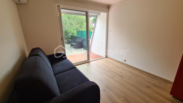 **** EXCLUSIVITÉ BSK IMMOBILIER **** STUDIO RDC GRANDE TERRASSE / PARKING ***** LA GRANDE-MOTTE , studio rénové, climatisé, d'un superficie de 26 m2 avec place de parking, possibilité 4 couchages, terrasse/jardinet.