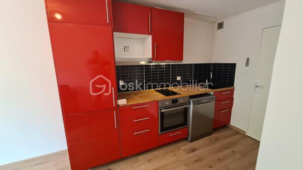 **** EXCLUSIVITÉ BSK IMMOBILIER **** STUDIO RDC GRANDE TERRASSE / PARKING ***** LA GRANDE-MOTTE , studio rénové, climatisé, d'un superficie de 26 m2 avec place de parking, possibilité 4 couchages, terrasse/jardinet.