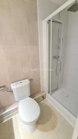 **** EXCLUSIVITÉ BSK IMMOBILIER **** STUDIO RDC GRANDE TERRASSE / PARKING ***** LA GRANDE-MOTTE , studio rénové, climatisé, d'un superficie de 26 m2 avec place de parking, possibilité 4 couchages, terrasse/jardinet.