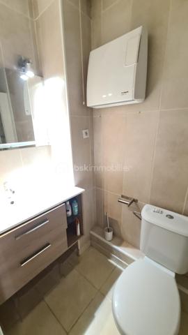 **** EXCLUSIVITÉ BSK IMMOBILIER **** STUDIO RDC GRANDE TERRASSE / PARKING ***** LA GRANDE-MOTTE , studio rénové, climatisé, d'un superficie de 26 m2 avec place de parking, possibilité 4 couchages, terrasse/jardinet.