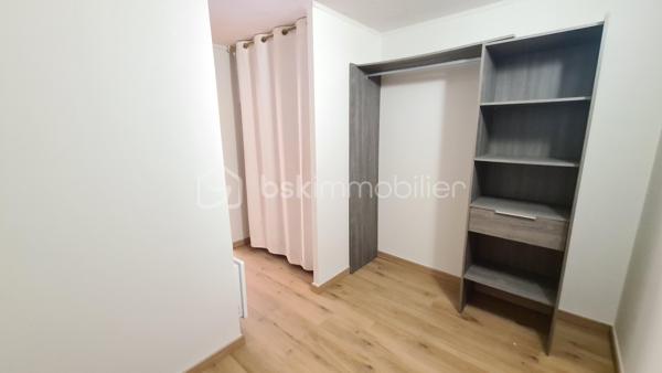 **** EXCLUSIVITÉ BSK IMMOBILIER **** STUDIO RDC GRANDE TERRASSE / PARKING ***** LA GRANDE-MOTTE , studio rénové, climatisé, d'un superficie de 26 m2 avec place de parking, possibilité 4 couchages, terrasse/jardinet.