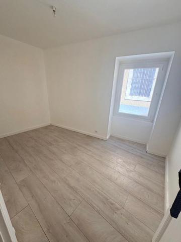 Vente                                                      Immeuble
                        
                     7 pièces                      191 m2                     à Bourg-Lès-Valence
