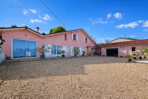 Située sur la commune de La Barde, dans un environnement paisible et recherché, cette maison de 135 m² vous séduira par son cadre de vie privilégié et sa vue dégagée, idéale pour les amoureux de tranquillité et d’espace.

Édifiée sur une parcelle d’environ 2000 m², cette propriété offre de beaux volumes et une configuration fonctionnelle. Elle se compose d’un espace de vie agréable, de trois chambres, d’un bureau pouvant facilement s’adapter à vos besoins (télétravail, chambre d’appoint…), ainsi que de deux salles de bain.

Une arrière-cuisine vient compléter l’ensemble pour plus de praticité au quotidien.

Côté extérieur, vous bénéficierez d’un double garage de plus de 50 m², offrant un espace de stationnement et de stockage conséquent, ainsi que de nombreuses dépendances qui ouvrent de multiples possibilités d’aménagement (atelier, stockage, projet personnel ou professionnel).

Un bien rare sur le secteur, alliant calme, espace et potentiel.

À découvrir sans tarder.