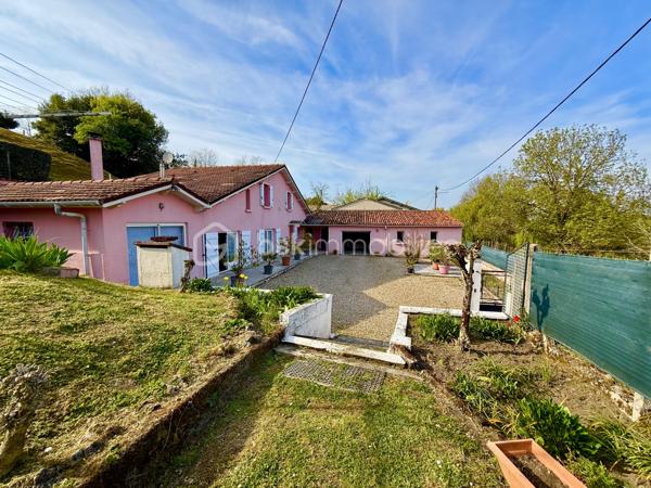 Située sur la commune de La Barde, dans un environnement paisible et recherché, cette maison de 135 m² vous séduira par son cadre de vie privilégié et sa vue dégagée, idéale pour les amoureux de tranquillité et d’espace.

Édifiée sur une parcelle d’environ 2000 m², cette propriété offre de beaux volumes et une configuration fonctionnelle. Elle se compose d’un espace de vie agréable, de trois chambres, d’un bureau pouvant facilement s’adapter à vos besoins (télétravail, chambre d’appoint…), ainsi que de deux salles de bain.

Une arrière-cuisine vient compléter l’ensemble pour plus de praticité au quotidien.

Côté extérieur, vous bénéficierez d’un double garage de plus de 50 m², offrant un espace de stationnement et de stockage conséquent, ainsi que de nombreuses dépendances qui ouvrent de multiples possibilités d’aménagement (atelier, stockage, projet personnel ou professionnel).

Un bien rare sur le secteur, alliant calme, espace et potentiel.

À découvrir sans tarder.