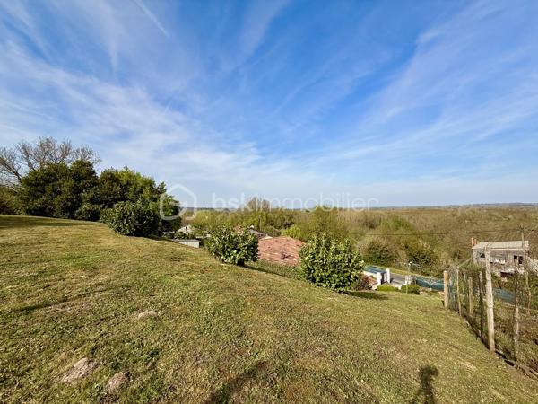 Située sur la commune de La Barde, dans un environnement paisible et recherché, cette maison de 135 m² vous séduira par son cadre de vie privilégié et sa vue dégagée, idéale pour les amoureux de tranquillité et d’espace.

Édifiée sur une parcelle d’environ 2000 m², cette propriété offre de beaux volumes et une configuration fonctionnelle. Elle se compose d’un espace de vie agréable, de trois chambres, d’un bureau pouvant facilement s’adapter à vos besoins (télétravail, chambre d’appoint…), ainsi que de deux salles de bain.

Une arrière-cuisine vient compléter l’ensemble pour plus de praticité au quotidien.

Côté extérieur, vous bénéficierez d’un double garage de plus de 50 m², offrant un espace de stationnement et de stockage conséquent, ainsi que de nombreuses dépendances qui ouvrent de multiples possibilités d’aménagement (atelier, stockage, projet personnel ou professionnel).

Un bien rare sur le secteur, alliant calme, espace et potentiel.

À découvrir sans tarder.