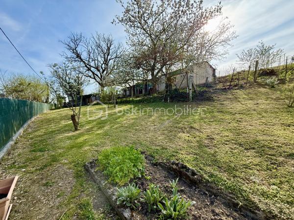 Située sur la commune de La Barde, dans un environnement paisible et recherché, cette maison de 135 m² vous séduira par son cadre de vie privilégié et sa vue dégagée, idéale pour les amoureux de tranquillité et d’espace.

Édifiée sur une parcelle d’environ 2000 m², cette propriété offre de beaux volumes et une configuration fonctionnelle. Elle se compose d’un espace de vie agréable, de trois chambres, d’un bureau pouvant facilement s’adapter à vos besoins (télétravail, chambre d’appoint…), ainsi que de deux salles de bain.

Une arrière-cuisine vient compléter l’ensemble pour plus de praticité au quotidien.

Côté extérieur, vous bénéficierez d’un double garage de plus de 50 m², offrant un espace de stationnement et de stockage conséquent, ainsi que de nombreuses dépendances qui ouvrent de multiples possibilités d’aménagement (atelier, stockage, projet personnel ou professionnel).

Un bien rare sur le secteur, alliant calme, espace et potentiel.

À découvrir sans tarder.