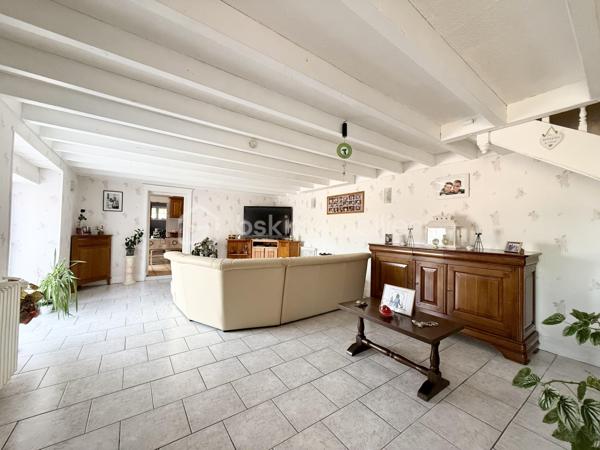Située sur la commune de La Barde, dans un environnement paisible et recherché, cette maison de 135 m² vous séduira par son cadre de vie privilégié et sa vue dégagée, idéale pour les amoureux de tranquillité et d’espace.

Édifiée sur une parcelle d’environ 2000 m², cette propriété offre de beaux volumes et une configuration fonctionnelle. Elle se compose d’un espace de vie agréable, de trois chambres, d’un bureau pouvant facilement s’adapter à vos besoins (télétravail, chambre d’appoint…), ainsi que de deux salles de bain.

Une arrière-cuisine vient compléter l’ensemble pour plus de praticité au quotidien.

Côté extérieur, vous bénéficierez d’un double garage de plus de 50 m², offrant un espace de stationnement et de stockage conséquent, ainsi que de nombreuses dépendances qui ouvrent de multiples possibilités d’aménagement (atelier, stockage, projet personnel ou professionnel).

Un bien rare sur le secteur, alliant calme, espace et potentiel.

À découvrir sans tarder.