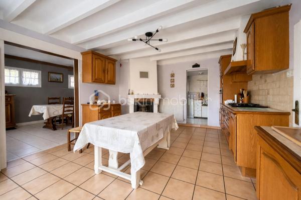 Située sur la commune de La Barde, dans un environnement paisible et recherché, cette maison de 135 m² vous séduira par son cadre de vie privilégié et sa vue dégagée, idéale pour les amoureux de tranquillité et d’espace.

Édifiée sur une parcelle d’environ 2000 m², cette propriété offre de beaux volumes et une configuration fonctionnelle. Elle se compose d’un espace de vie agréable, de trois chambres, d’un bureau pouvant facilement s’adapter à vos besoins (télétravail, chambre d’appoint…), ainsi que de deux salles de bain.

Une arrière-cuisine vient compléter l’ensemble pour plus de praticité au quotidien.

Côté extérieur, vous bénéficierez d’un double garage de plus de 50 m², offrant un espace de stationnement et de stockage conséquent, ainsi que de nombreuses dépendances qui ouvrent de multiples possibilités d’aménagement (atelier, stockage, projet personnel ou professionnel).

Un bien rare sur le secteur, alliant calme, espace et potentiel.

À découvrir sans tarder.