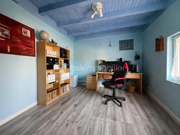 Située sur la commune de La Barde, dans un environnement paisible et recherché, cette maison de 135 m² vous séduira par son cadre de vie privilégié et sa vue dégagée, idéale pour les amoureux de tranquillité et d’espace.

Édifiée sur une parcelle d’environ 2000 m², cette propriété offre de beaux volumes et une configuration fonctionnelle. Elle se compose d’un espace de vie agréable, de trois chambres, d’un bureau pouvant facilement s’adapter à vos besoins (télétravail, chambre d’appoint…), ainsi que de deux salles de bain.

Une arrière-cuisine vient compléter l’ensemble pour plus de praticité au quotidien.

Côté extérieur, vous bénéficierez d’un double garage de plus de 50 m², offrant un espace de stationnement et de stockage conséquent, ainsi que de nombreuses dépendances qui ouvrent de multiples possibilités d’aménagement (atelier, stockage, projet personnel ou professionnel).

Un bien rare sur le secteur, alliant calme, espace et potentiel.

À découvrir sans tarder.