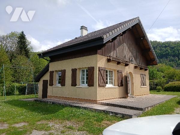 Jolie maisonnette de 98 m² sur ST BERON + 43 m² de dépendances séparées.
Terrain plat de 1454 m²