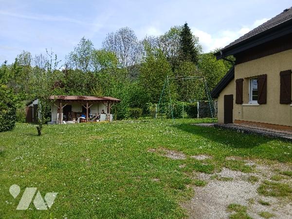 Jolie maisonnette de 98 m² sur ST BERON + 43 m² de dépendances séparées.
Terrain plat de 1454 m²