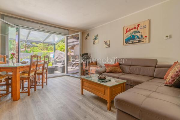 Maison jumelée avec jardin au coeur de La Balme-de-Sillingy.

À quelques minutes à pied du centre de La Balme-de-Sillingy, cette maison jumelée édifiée en 2003 bénéficie d’un emplacement particulièrement recherché, où tout se fait facilement à pied : commerces, écoles, services, marché et vie de village.

La maison offre environ 80 m² Carrez, 87 m² au sol, auxquels s’ajoute un garage de 20 m². Elle se compose, au rez-de-chaussée, d’une cuisine séparée, d’un salon ouvrant sur le jardin, ainsi que d’un WC indépendant. 

À l’étage, l’espace nuit propose trois chambres et une salle de bains avec WC.
À l’extérieur, vous profiterez d’un beau jardin exposé sud-ouest, idéal pour les fins de journée et les moments en famille.

Autre véritable atout : les amoureux de nature apprécieront la proximité immédiate des départs de balade vers la Mandallaz, accessibles en quelques minutes à pied, avec de beaux itinéraires en forêt et des points de vue sur le bassin annécien.

Un bien rare pour son emplacement central, son jardin et son cadre de vie, entre praticité du quotidien et accès direct à la nature.