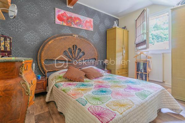 Maison jumelée avec jardin au coeur de La Balme-de-Sillingy.

À quelques minutes à pied du centre de La Balme-de-Sillingy, cette maison jumelée édifiée en 2003 bénéficie d’un emplacement particulièrement recherché, où tout se fait facilement à pied : commerces, écoles, services, marché et vie de village.

La maison offre environ 80 m² Carrez, 87 m² au sol, auxquels s’ajoute un garage de 20 m². Elle se compose, au rez-de-chaussée, d’une cuisine séparée, d’un salon ouvrant sur le jardin, ainsi que d’un WC indépendant. 

À l’étage, l’espace nuit propose trois chambres et une salle de bains avec WC.
À l’extérieur, vous profiterez d’un beau jardin exposé sud-ouest, idéal pour les fins de journée et les moments en famille.

Autre véritable atout : les amoureux de nature apprécieront la proximité immédiate des départs de balade vers la Mandallaz, accessibles en quelques minutes à pied, avec de beaux itinéraires en forêt et des points de vue sur le bassin annécien.

Un bien rare pour son emplacement central, son jardin et son cadre de vie, entre praticité du quotidien et accès direct à la nature.