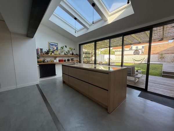 Maison 181 m² – 4 chambres – piscine – espace indépendant – garage