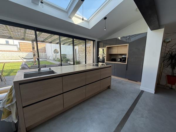 Maison 181 m² – 4 chambres – piscine – espace indépendant – garage