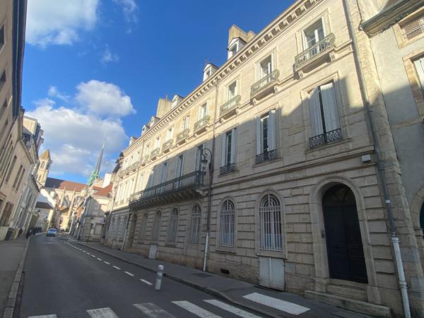 Appartement triplex 5 pièces + 2 caves 130m² au sol /101m² Carrez