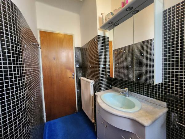 CHATEAUNEUF DE GADAGNE - ENTRE AVIGNON ET ISLE SUR LA SORGUE - MAISON AVEC ANNEXES ET 2 GARAGES SUR 700 M² DE TERRAIN