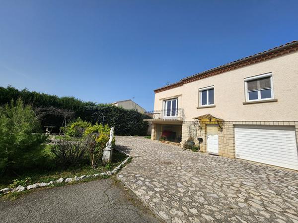 CHATEAUNEUF DE GADAGNE - ENTRE AVIGNON ET ISLE SUR LA SORGUE - MAISON AVEC ANNEXES ET 2 GARAGES SUR 700 M² DE TERRAIN