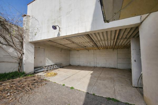 CHATEAUNEUF DE GADAGNE - ENTRE AVIGNON ET ISLE SUR LA SORGUE - MAISON AVEC ANNEXES ET 2 GARAGES SUR 700 M² DE TERRAIN